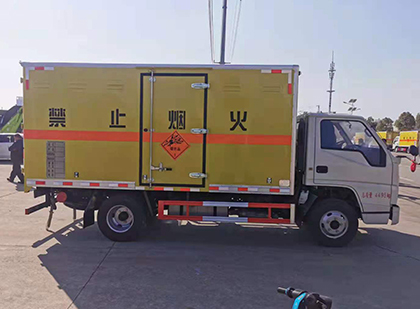 渝中爆破器材运输车工人安全操作规范与智能技术保障